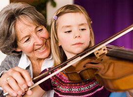 Kinderen mogen na muzieklessen in de klas nu in een echte concertzaal staan